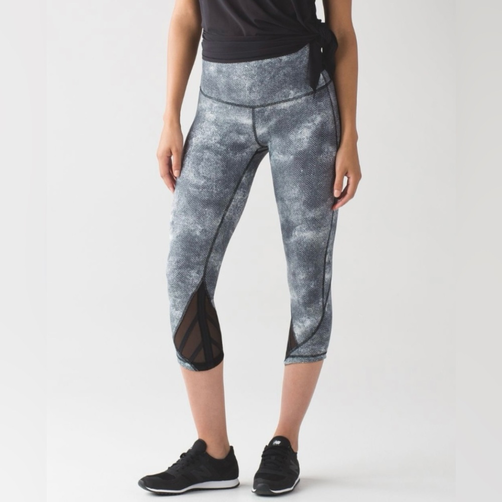 Lululemon; Essential Rhythm Crop/ Fullon Luxtreme, Diffusion White & Black, 10